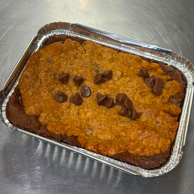 Massa de cookie e massa de brownie com recheio de nutella e finalizado com gotas de chocolate.