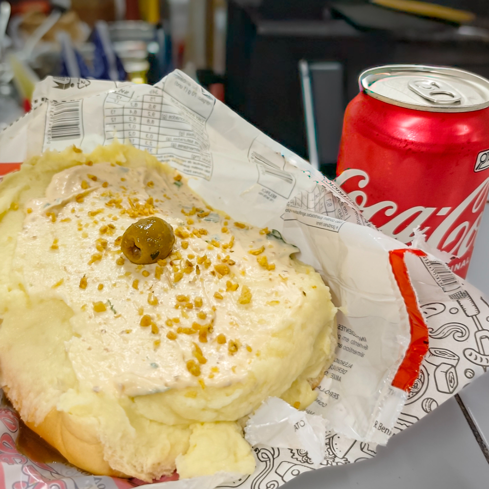 Um refri geladinho mais um tradicional da casa com Pão, salsicha, ketchup e mostarda, vinagrete sem cebolas, milho, batata palha, purê de batatas maravilhoso, Maionese hellmans temperada com patê de azeitonas pretas, alho frito e uma azeitona.