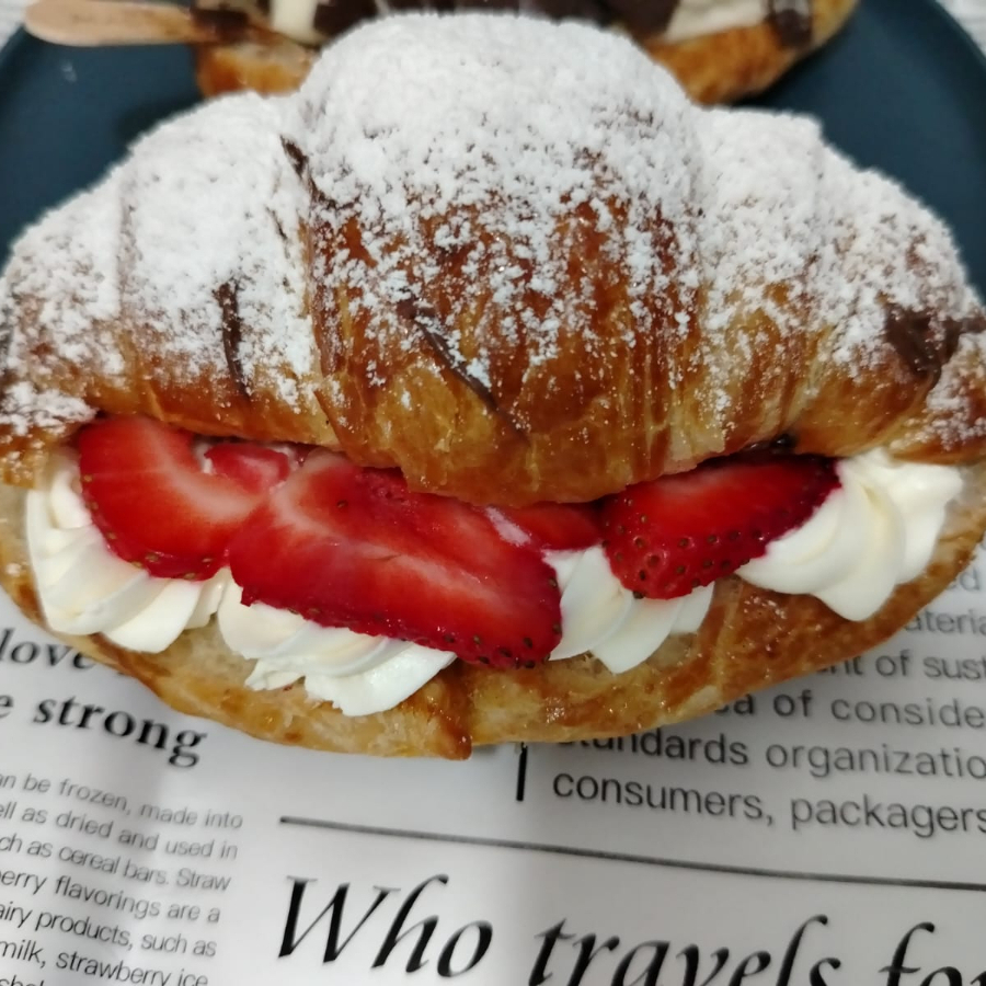 CROISSANT FRESAS CON CREMA