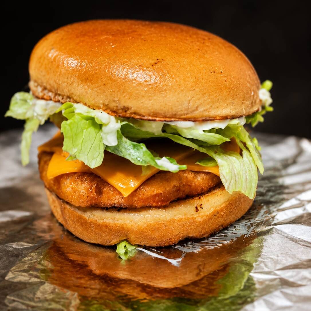 chicken supreme, duas fatias de cheddar e alface um classico no pão de brioche