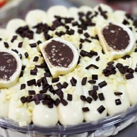 creme de chocolate , creme de ninho e bombom ouro branco peso 600 gr servi 4 pessoas