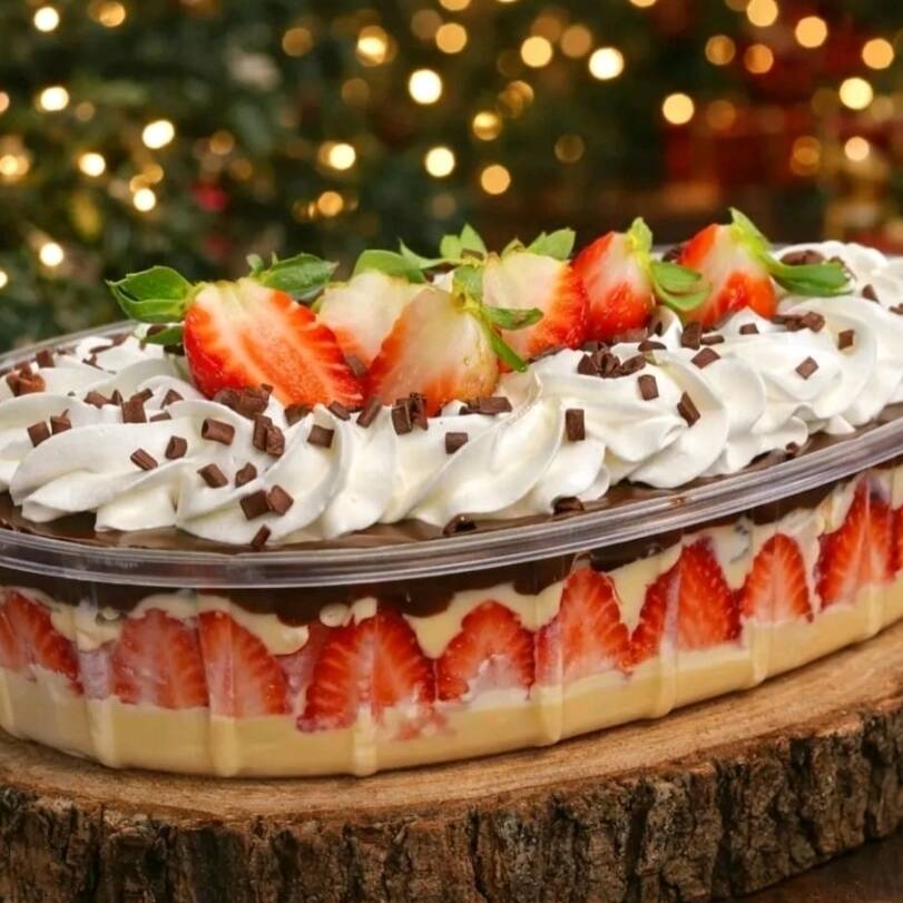 Bombom de Morango Aberto 🍓
Uma sobremesa perfeita para compartilhar entre 13 e 14 pessoas.
Camadas de creme de brigadeiro de Leite Ninho super cremoso, morangos frescos picados, brigadeiro de chocolate meio amargo e uma deliciosa ganache de chocolate.
Finalizado com chantininho e decorado com morangos frescos selecionados, proporcionando o equilíbrio perfeito entre cremosidade, sabor e frescor.
Uma sobremesa irresistível, feita para tornar qualquer momento ainda mais especial. 2000 kg