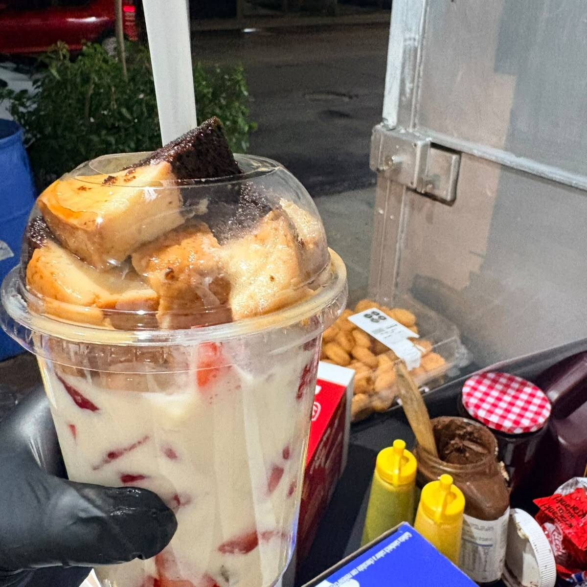 Fresas con Crema y Una Dosis de Flan Napolitano