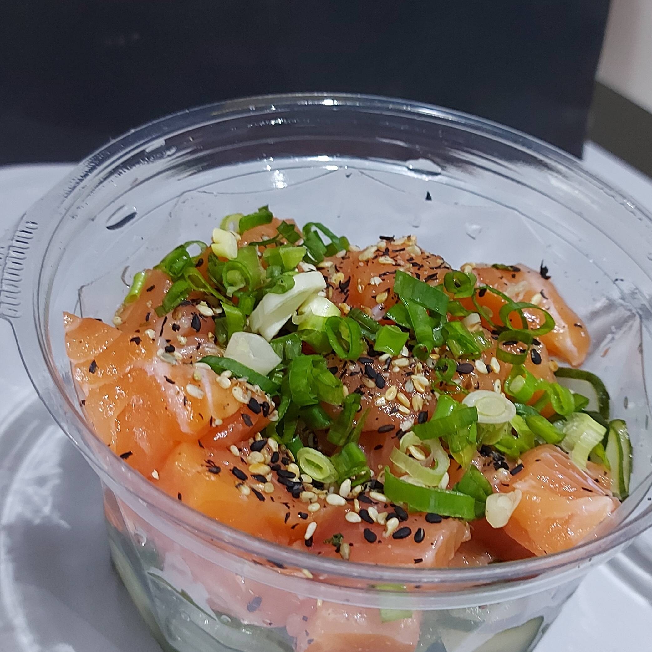 Salada de pepino agridoce com salmão.