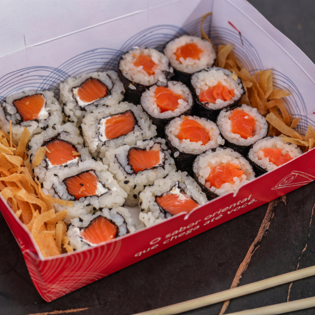 08 Uramaki de Salmão e 08 Hossomaki de Salmão.