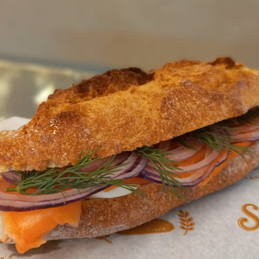 Meia baguette francesa, salmão defumado, cebola roxa, cream cheese e um toque de azeite.