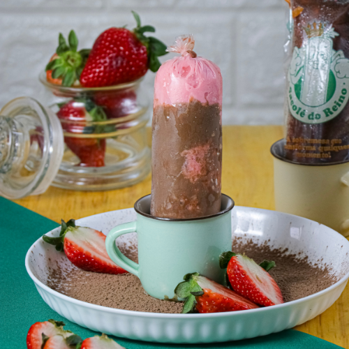 Base cremosa de leite condensado, creme de leite e leite em pó, enriquecida com polpa de morango, e finalizada com uma trufa de chocolate meio amargo. A combinação do morango e chocolate cria uma experiência gelada e cremosa que vai encantar seu paladar desde a primeira mordida.