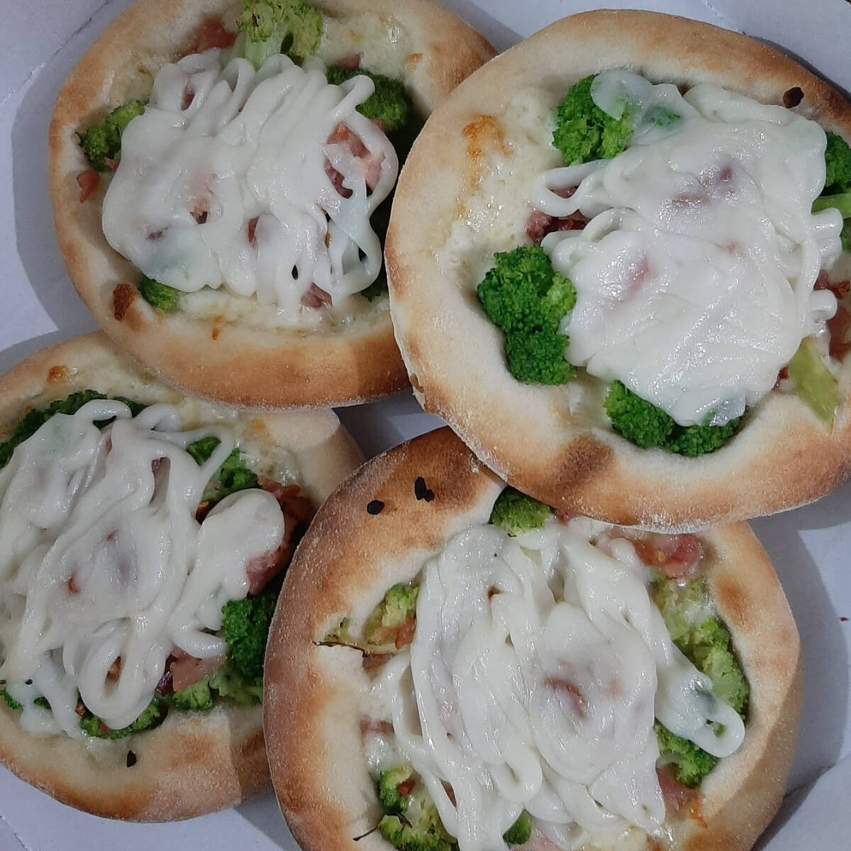 muçarela, brócolis, bacon, alho frito e catupiry