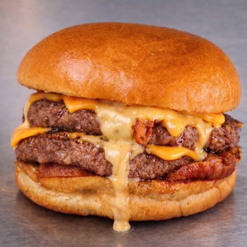 Duas carnes 130g , pão chapeado na manteiga de garrafa , fatias de queijo mussarela e maionese caseira, alface e tomate