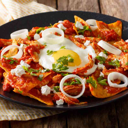 Chilaquiles rojos con huevo