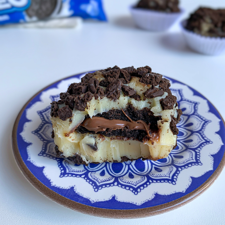 Brigadeiro de ninho recheado com óreo e nutella, passado no biscoito crocante de chocolate. Aprox 70g