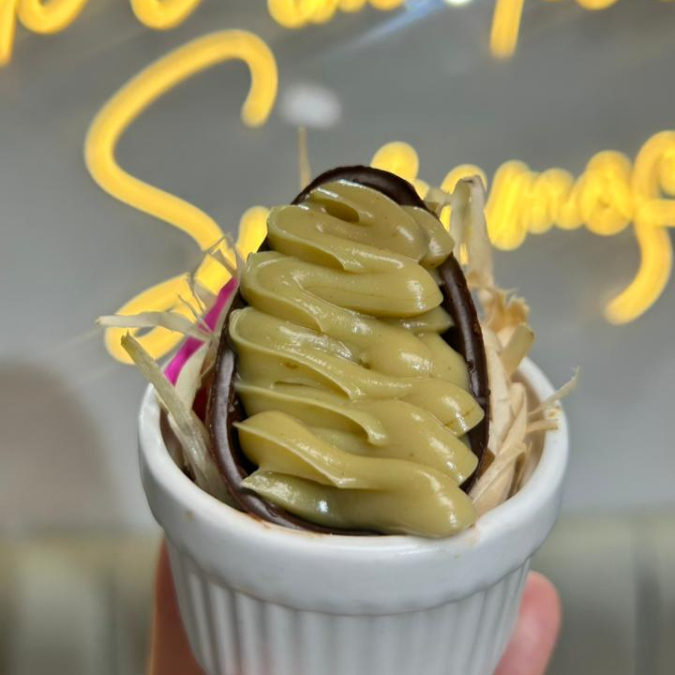 Casca de chocolate ao leite, com um delicioso creme de Pistache. Acompanha uma embalagem personalizada. Para você adoçar a vida em qualquer hora do dia e presentear quem você quiser. Pesam aproximadamente 35g