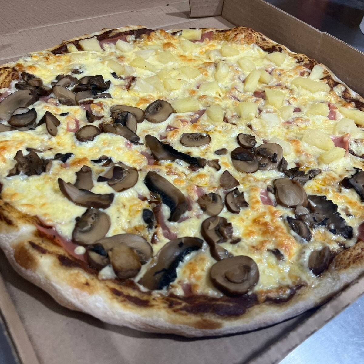 Pizza Grande Mitad Hawaiana Mitad Jamón y Champiñón