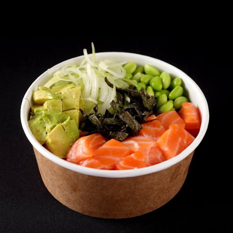 Poke de Salmão em cubos com avocado, pepino japonês ralado, edamame, ovas de massago e wakame temperado servidos frio, com base de arroz japonês, finalizados com alga nori picada, gergelim torrado. Acompanha molho ponzo Badapoke.
