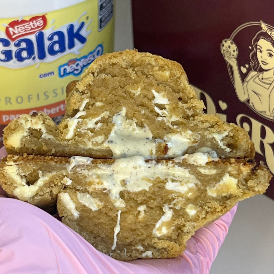 Massa tradicional com chocolate nobre branco, super recheado de creme galak crocante (Negresco) original. Ele é grandão. (aprox 140g). Todos os nossos cookies são com massa crocante por fora e macia por dentro, nada daquela massa que parece bolo batumado sabe?