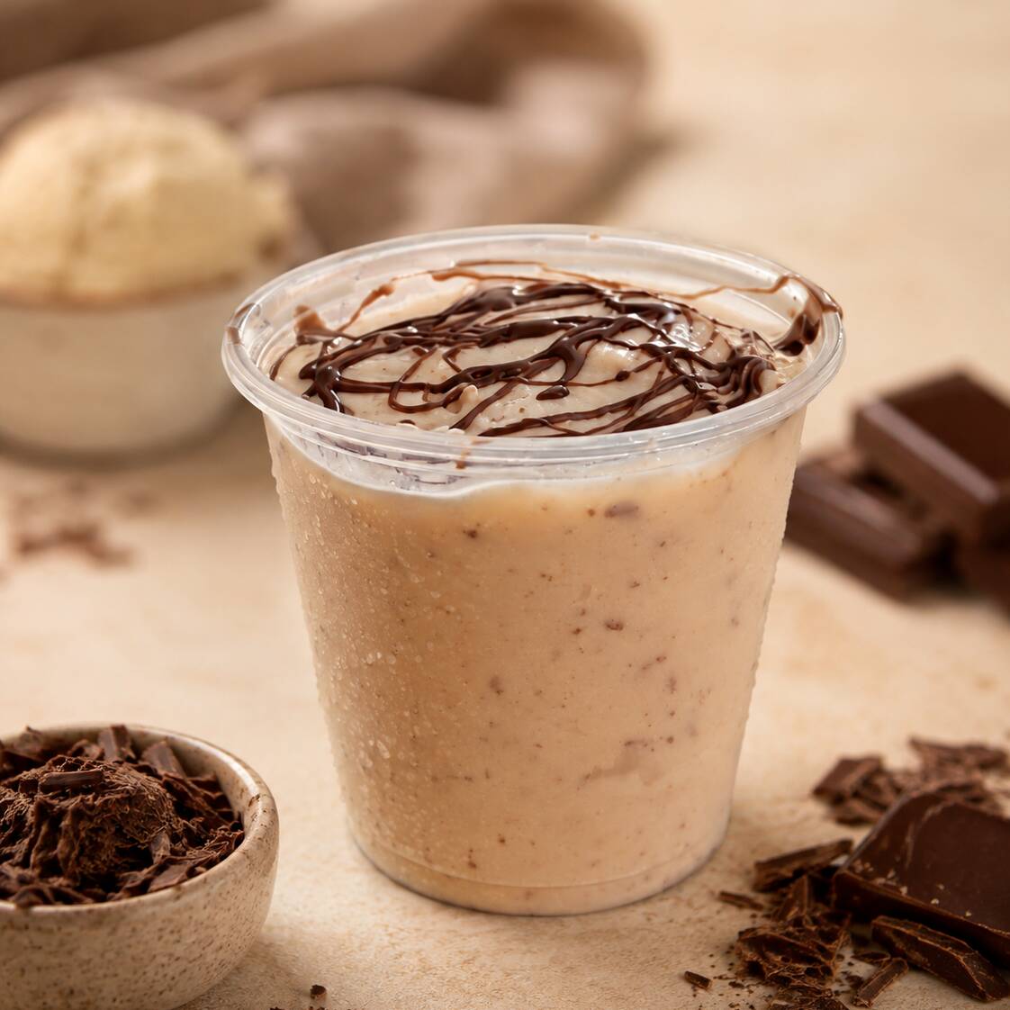 Sorvete de Flocos: a cremosidade clássica do sorvete de baunilha encontra os deliciosos flocos crocantes de chocolate em cada colherada! Um sabor tradicional e irresistível que agrada todos os paladares