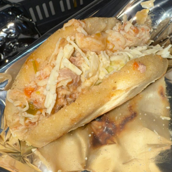 Arepa Rellena de Pollo o Carne