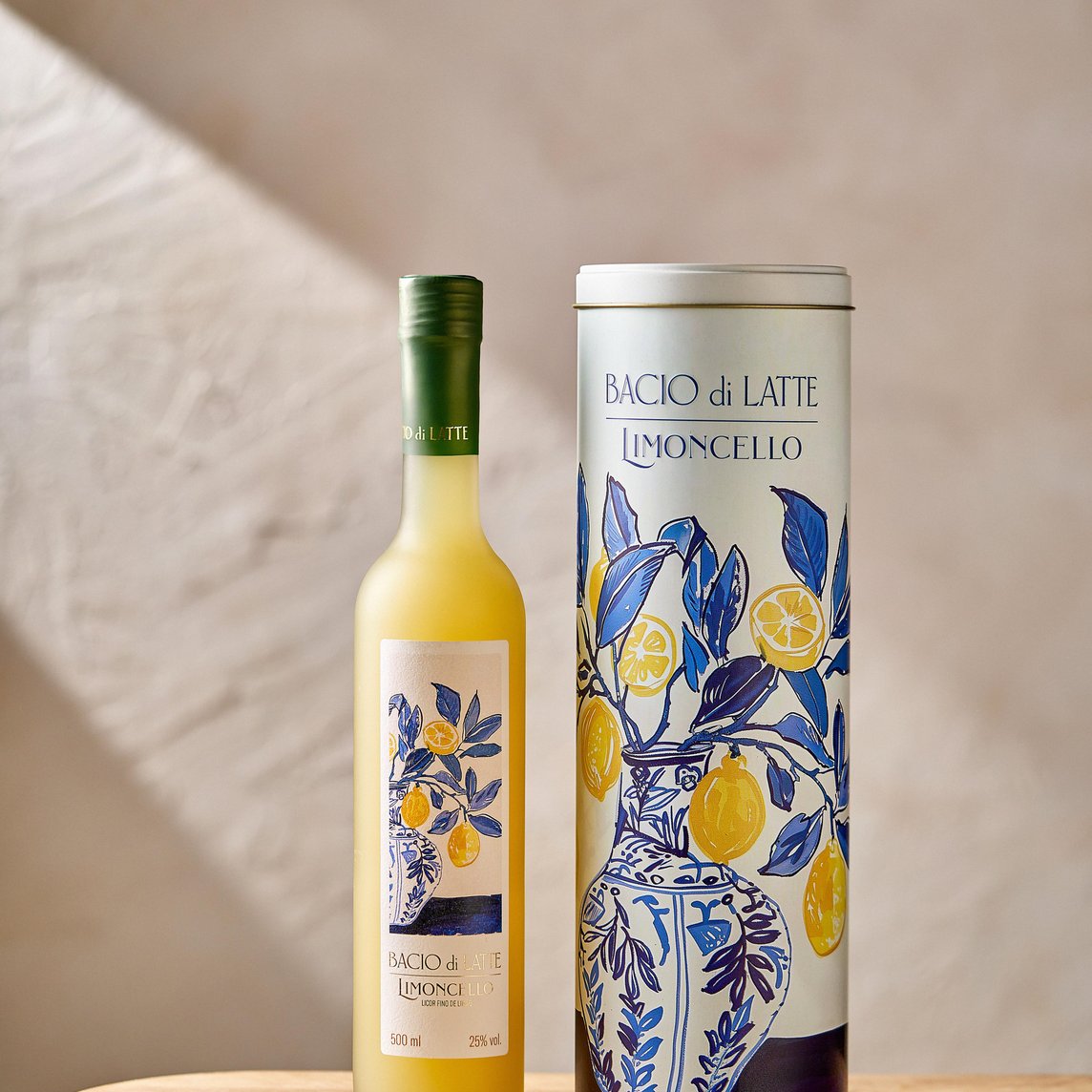 Com a opção em uma linda lata presenteável, o Limoncello Tradicional Italiano se torna a escolha ideal para presentear em qualquer ocasião especial. Essa embalagem elegante transforma o licor tradicional em um presente sofisticado e único.