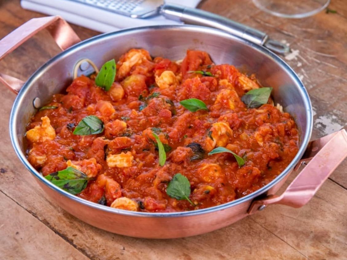 Camarões aromatizados com ervas de provence puxados no azeite, alho e cebola. Flambados com vinho branco e misturados a molho de tomates frescos. Servidos sobre espaguete italiano com molho à base de creme de leite com um toque de limão siciliano