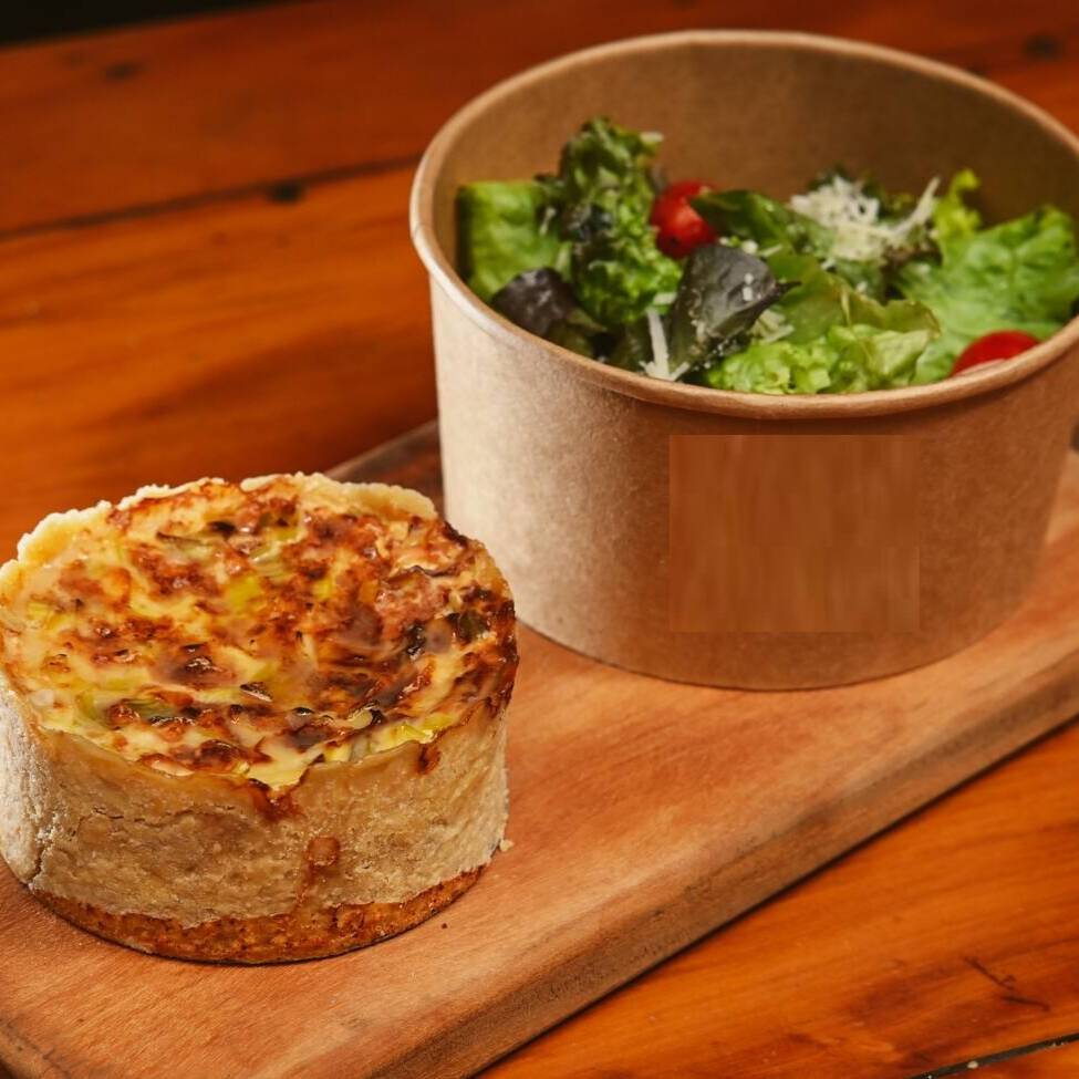 Tradicional massa de quiche com fantástico recheio de alho poró. Acompanha salada de mix de folhas verdes, parmesão ralado e tomate cereja.