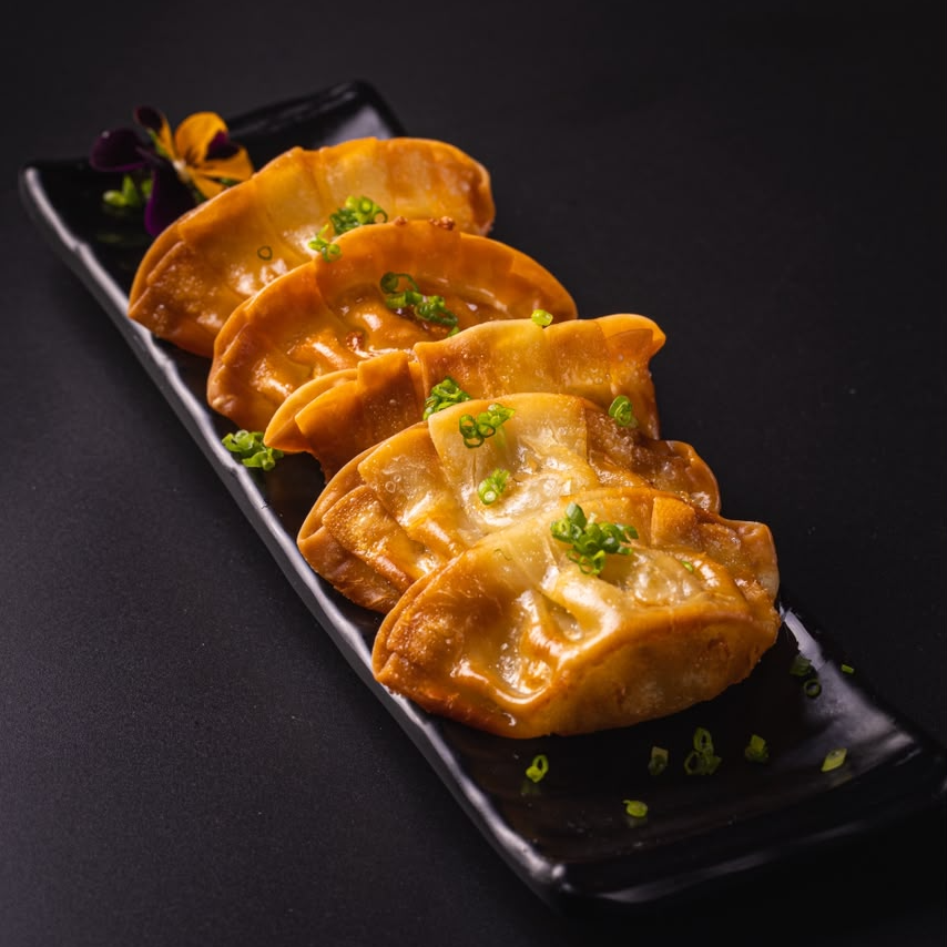 5 un - Deliciosos pasteizinhos fritos recheados com legumes e carne suina