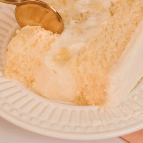 Deliciosa Massa branca fofinha e molhadinha, muito recheio e cobertura de Abacaxi cremoso e pedaços de Abacaxi. ###Tags### bolo no pote bolo vulcao cenoura Ninho chocolate bombom aberto copos da felicidade morango uva coxinha de morango chocolate Ninho Oreo chocolate ao leite leite condensado coco beijinho brigadeiro gourmet tradicional moranguinho churros Nutella 2 amores meio amargo coco queimado presente na caixa promoção cupon cupom oferta desconto como taxa gratis entrega rapida Nutella brownie braunie brawni Ninho doce chocolate brigadeiro docinho donuts docino sobremesa bolo de pote copo da felicidade caseiro banoffee morango Ouro Branco galak Sonho de Valsa choquito ferreiro rocher trufa bombom uva kitkat Kit Kat Kinder bueno.