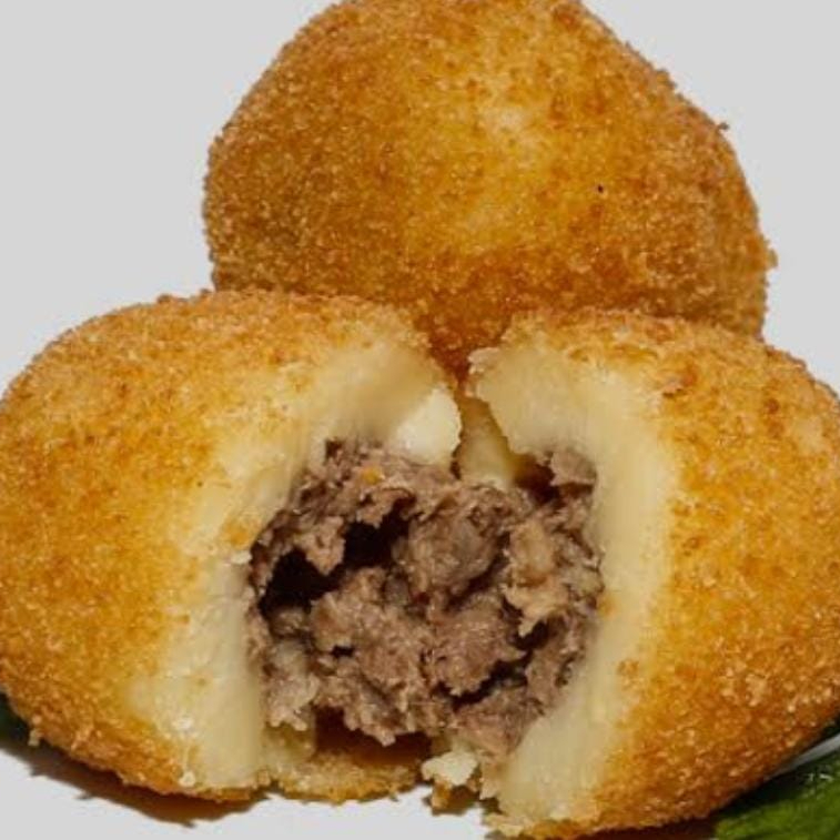 bolinha de carne recheada com carne suculenta e bem temperada,envolta em uma massa crocante .Um classico que agrada a todos ..acompanha maionese caseira .