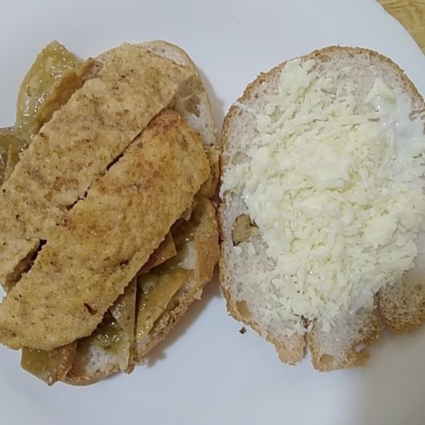 Torta de Chilaquiles con Milanesa de Pollo*