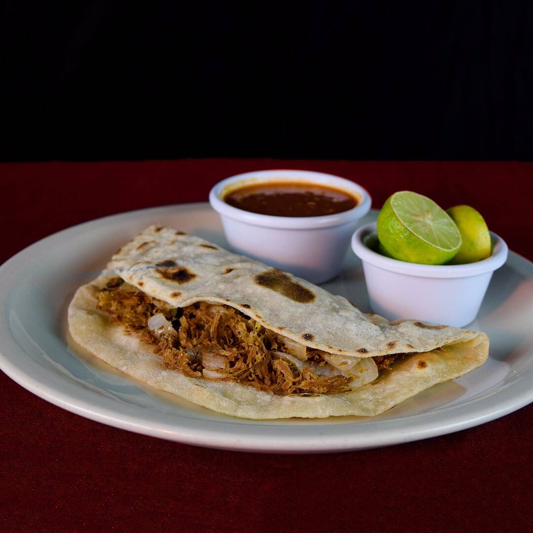 2 Tacos de Guisado + Agua de Sabor.