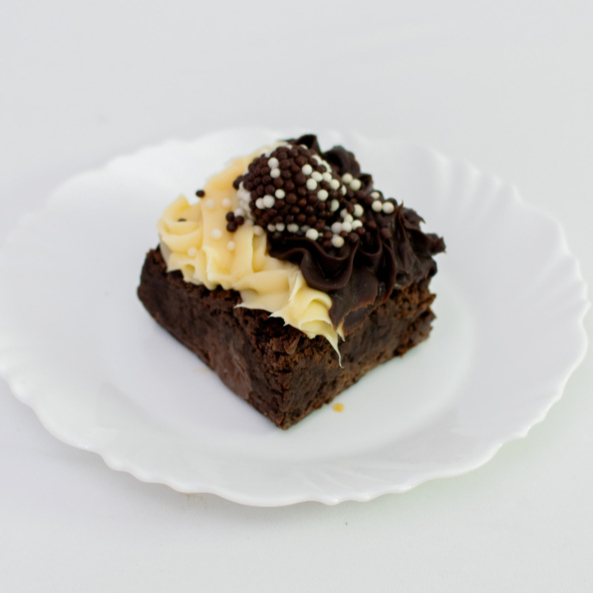 Cubo de brownie coberto com recheio de casadinho (Brigadeiro preto e brigadeiro branco)