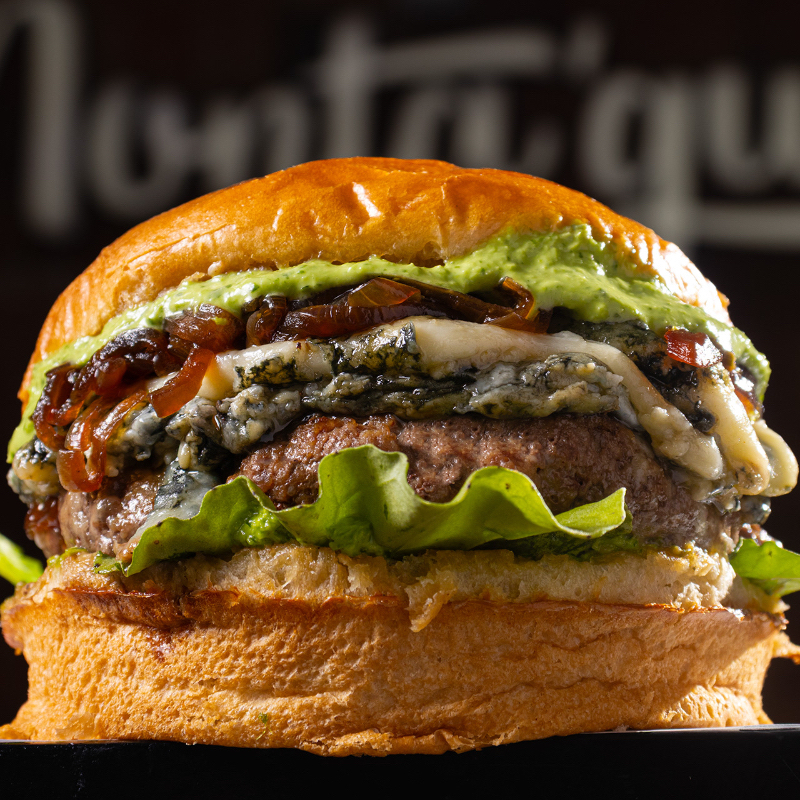 Pão de batata, blend da casa (90g), molho gorgonzola, cebola caramelizada e rúcula.