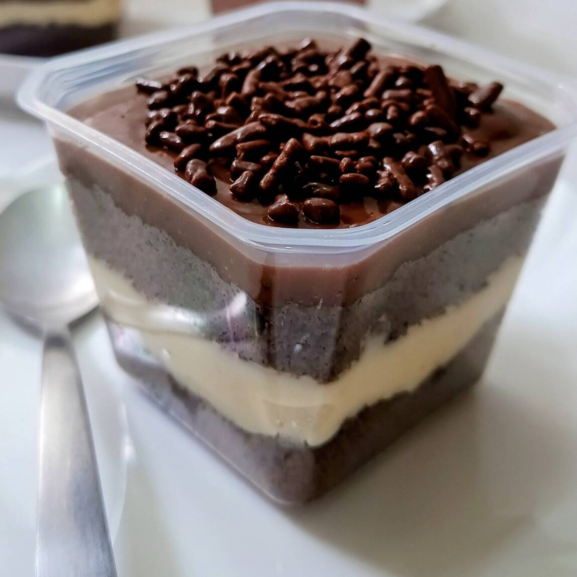 Bolo Prestígio; Massa artesanal de chocolate 50% cacau, super fofinha, recheado com creme de coco (natural), finalizado com creme de chocolate e granulado crocante ao leite.