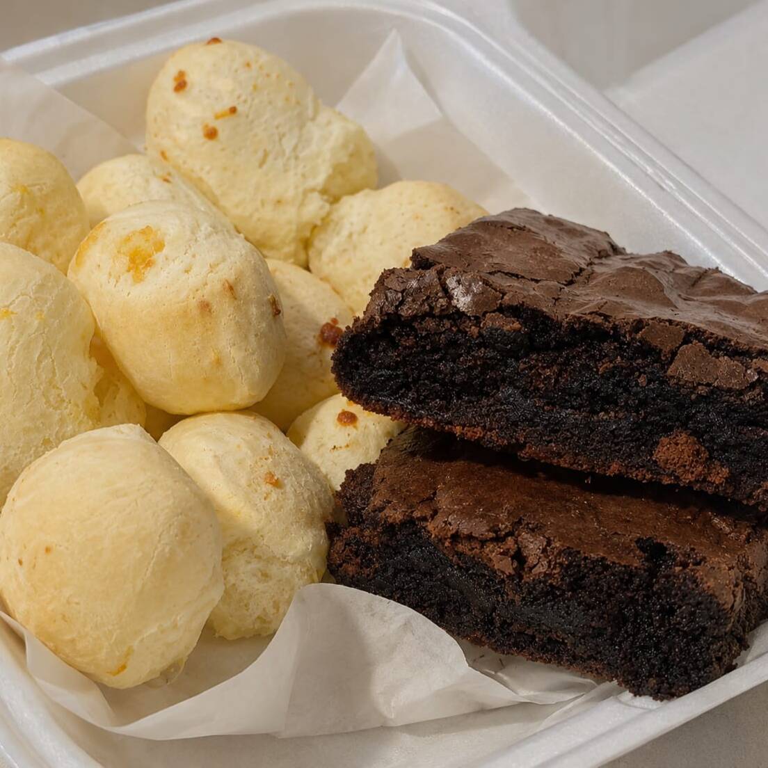 10 unidades de mini pão de queijo assados na hora + 2 Brownies Clássico Delicatto. Um combo perfeito para qualquer momento do dia.