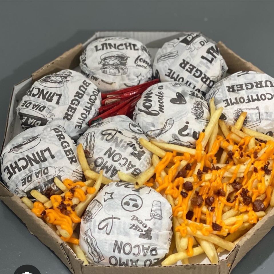 8 x tudo 300 gramas de batata cheddar bacon + refrigerante guaraná antártica 1 litro otimo para compartilhar com amigos vendo Netflix