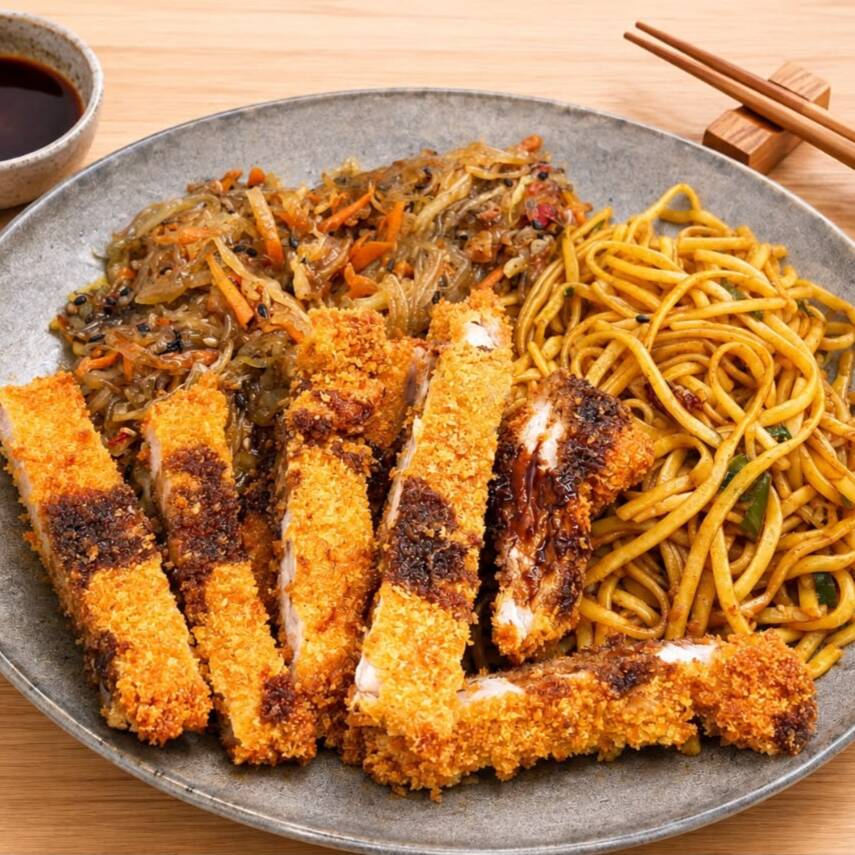 Delicioso Bentô com Tonkatsu (filé suíno empanado na farinha Panko). Escolha 01 carboidrato e 01 acompanhamento grátis
Serve Bem 01 Pessoa.