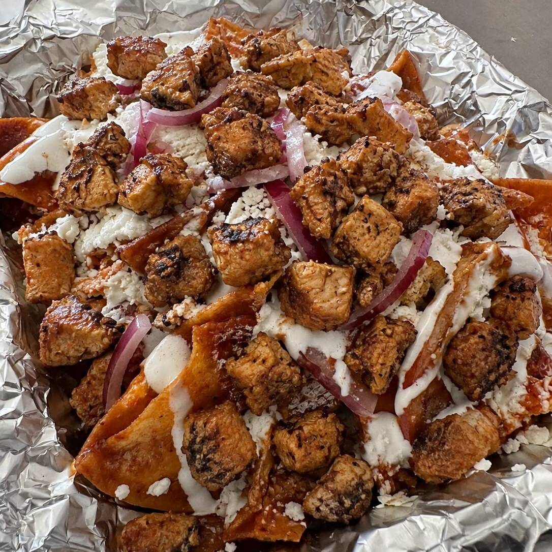 CHILAQUILES ROJOS CON BISTEC ADOBADO