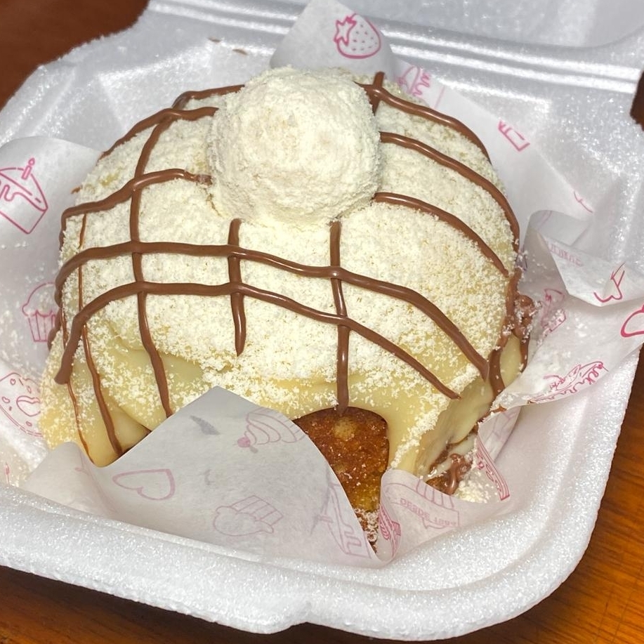 Massa branca, recheada com Nutella e brigadeiro branco cremoso, finalizado com leite Ninho e brigadeiro de Ninho.