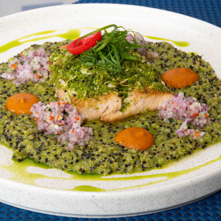 Peixe em crosta de quinoa, salsa romesco c/ rocoto, risoto de quinoa e manjericão
