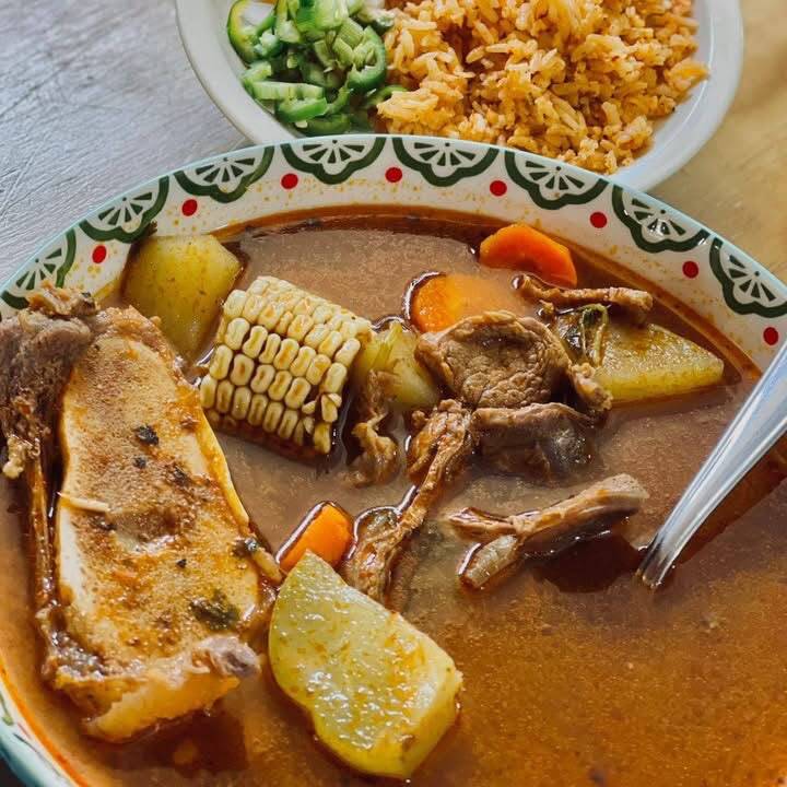 Caldo de Res o Pollo