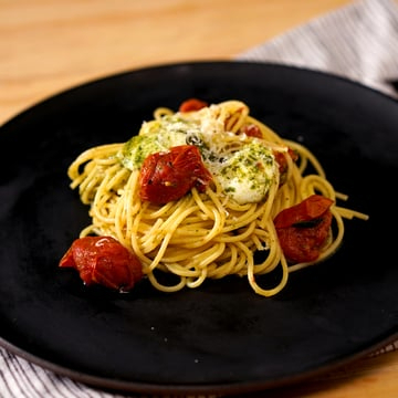 Spaghetti com tomate cereja, manjericão e mussarela de búfala. (Prato Vegetariano)