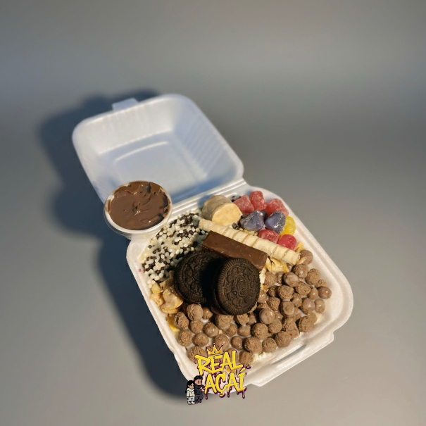 (Foto real do produto) - Açaí, 11 acompanhamentos (Cereais e guloseimas), 2 frutas e 3 caldas.