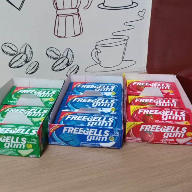 Diversão em cada mordida! Pacote com chicletes sortidos, cheios de sabor e frescor, perfeitos para matar a vontade de um doce a qualquer hora. Ideal para levar na bolsa, no carro ou compartilhar com os amigos.