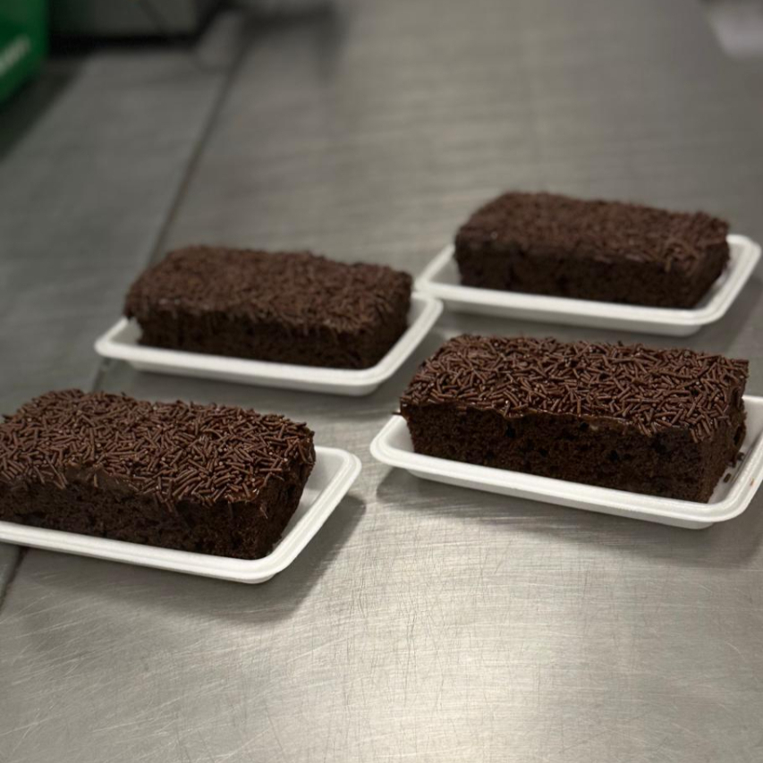 Massa fofinha de chocolate com cobertura e granulado.