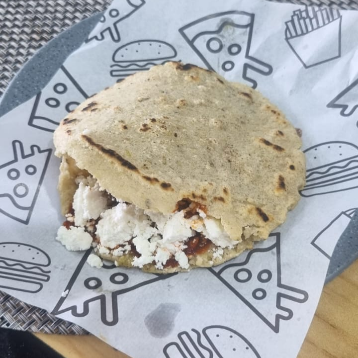 Gorditas de Maiz con Chile Negro en Comal