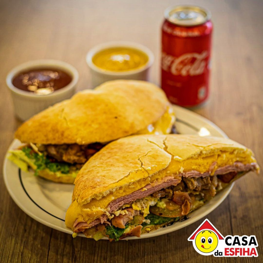 Bacon, ovo, hambúrguer, milho, ervilha, presunto, queijo, salada e maionese.