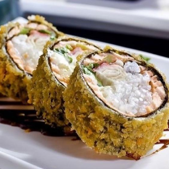 Crocância por fora, cremosidade por dentro! Deliciosos enroladinhos empanados recheados com salmão, tilápia e cream cheese, sem arroz, servidos com molho tarê. Uma opção mais leve e cheia de sabor!