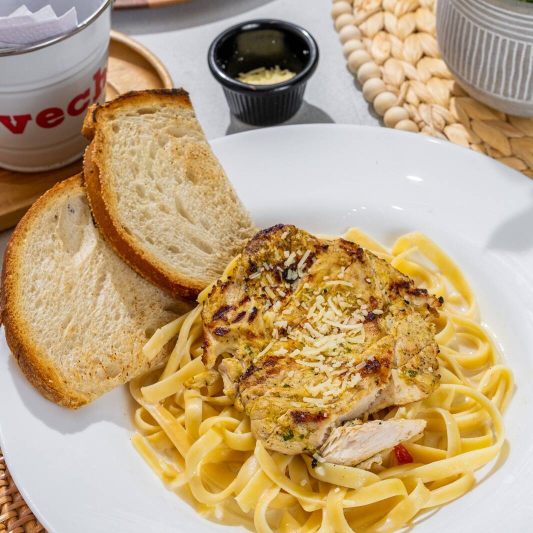 Pasta Alfredo + Bebida de la Casa