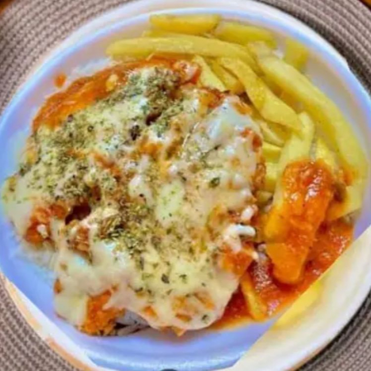 Frango à Parmegiana: Filé de frango empanado, cobertos com molho de tomate e queijo derretido. Uma opção clássica e irresistível da culinária italiana.  Acompanhando de arroz feijão macarrão farofa.