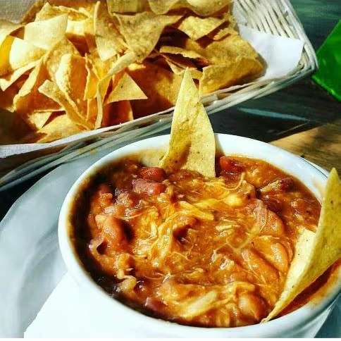 Nosso feijão mexicano, queijo derretido e frango desfiado. Acompanha tortillas.