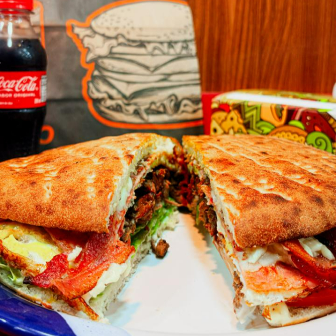 FILE MIGNON, CATUPIRY, OVO, PRESUNTO, BACON, ALFACE AMERICANO, TOMATE E MAIONESE VERDE